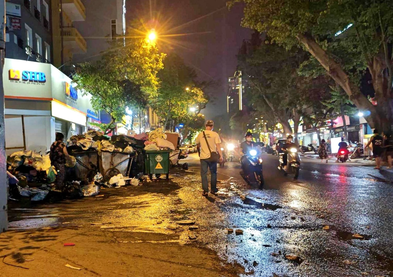 Quận Ba Đình yêu cầu Urenco khắc phục ngay tình trạng điểm tập kết rác không được tẩy rửa gây ô nhiễm môi trường -0