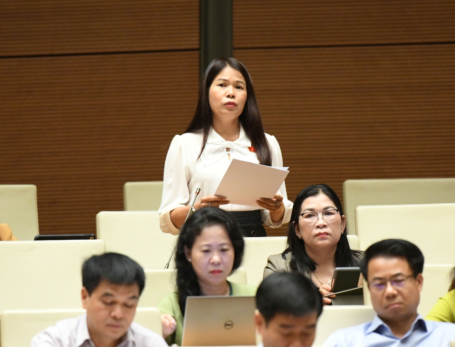 ĐBQH Vũ Thị Liên Hương (Quảng Ngãi) phát biểu. Ảnh: Lâm Hiển Bảo đảm vai trò hướng dẫn, hỗ trợ của Tòa án trong tiếp cận, thu thập chứng cứ -0