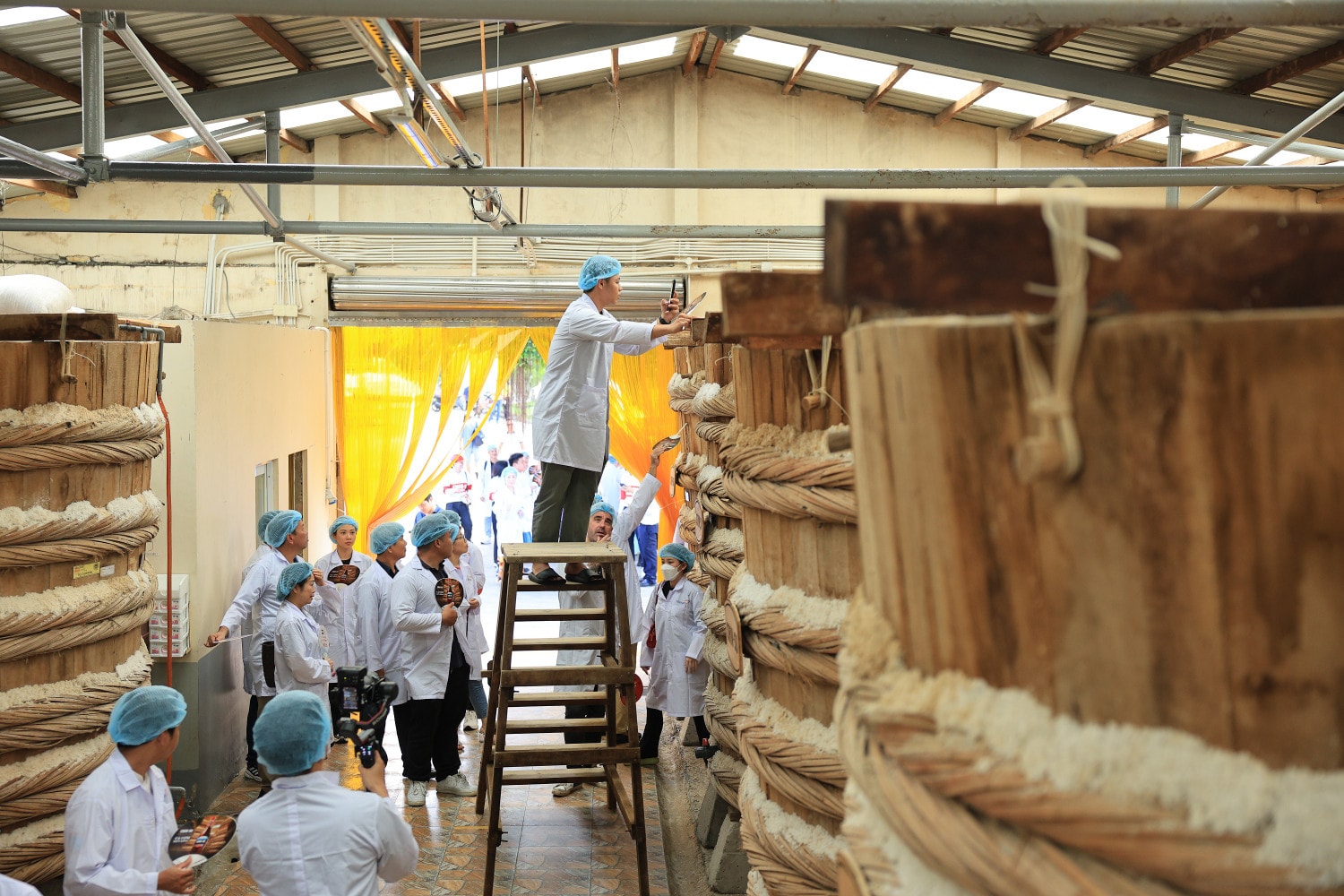 Cá và muối ủ chượp trong các thùng gỗ được kiểm soát chuất lượng theo quy chuẩn nghiêm ngặt. Nước mắm biến tấu cùng ẩm thực không biên giới -0