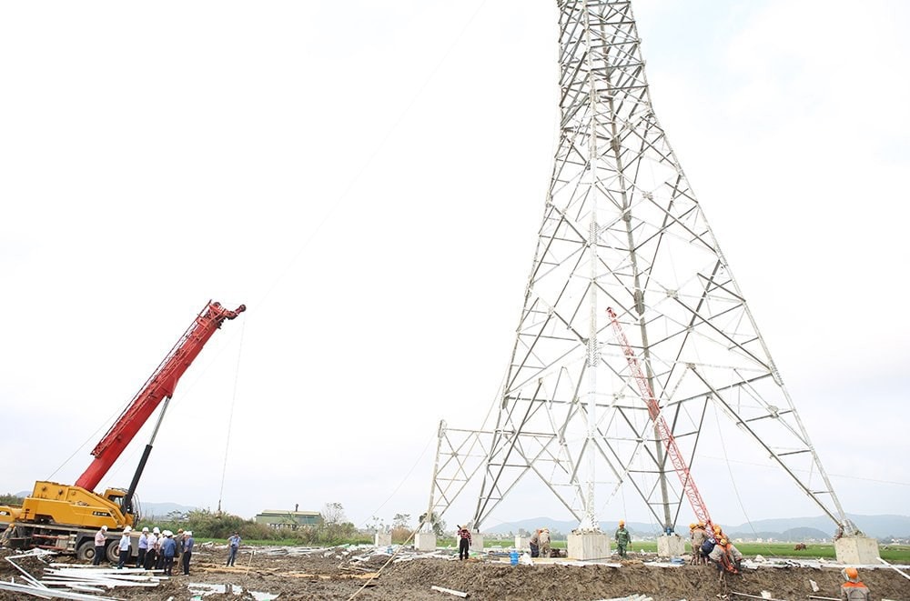 Thi công dựng cột Đường dây 500 kV mạch 3 Quảng Trạch - Phố Nối với phương châm “móng không đợi cột, cột không đợi dây”. Ảnh: EVN