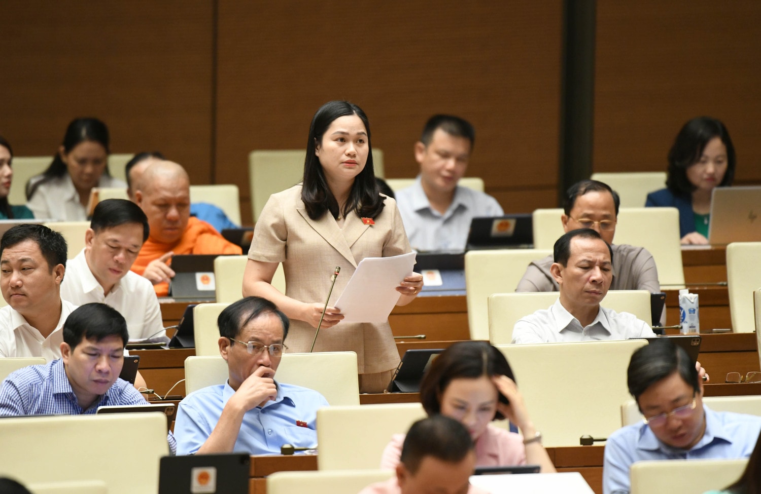 ĐBQH Phạm Thị Xuân (Thanh Hóa) phát biểu. Ảnh: Lâm Hiển Bảo đảm tính tôn nghiêm, tạo điều kiện cho Hội đồng xét xử điều phối phiên tòa -0