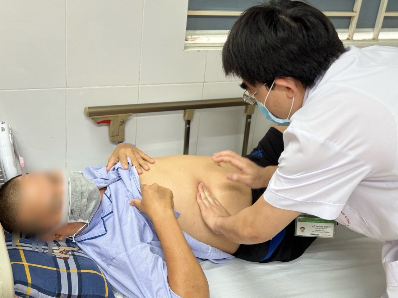Nghiện ăn rau muống sống, người đàn ông mang trong mình ổ sán lá gan lớn -0