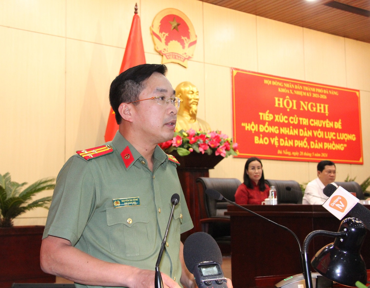 Phó Giám đốc Công an thành phố, Thượng tá Nguyễn Đại Đồng ghi nhận các ý kiến của cử tri Kiến nghị nâng mức hỗ trợ, kinh phí cho lực lượng bảo vệ dân phố, dân phòng