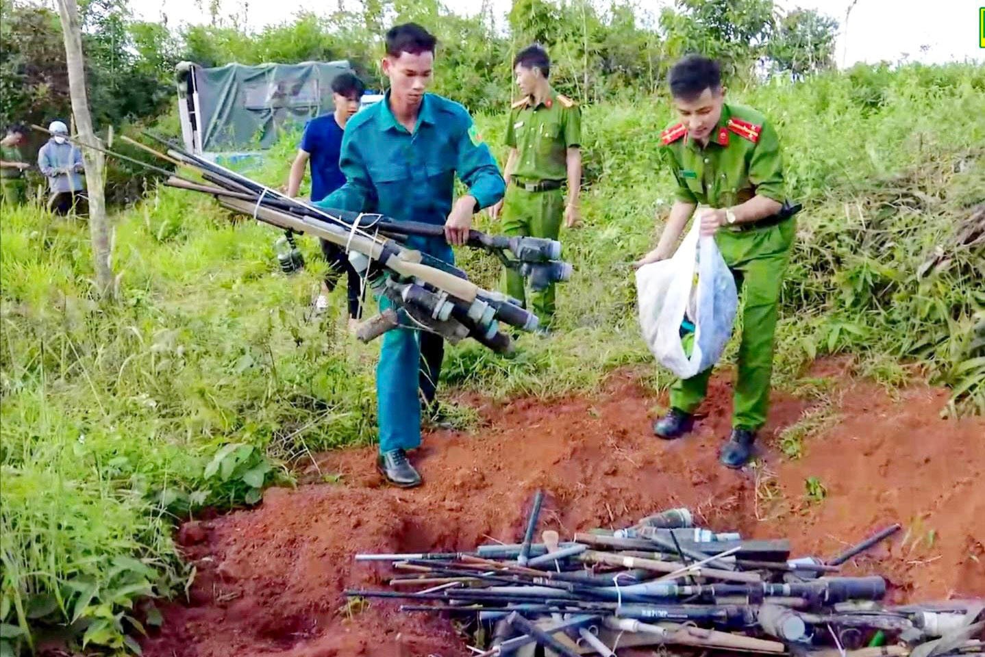 Công an Đắk Nông vận động toàn dân giao nộp vũ khí - vật liệu nổ - công cụ hỗ trợ -0