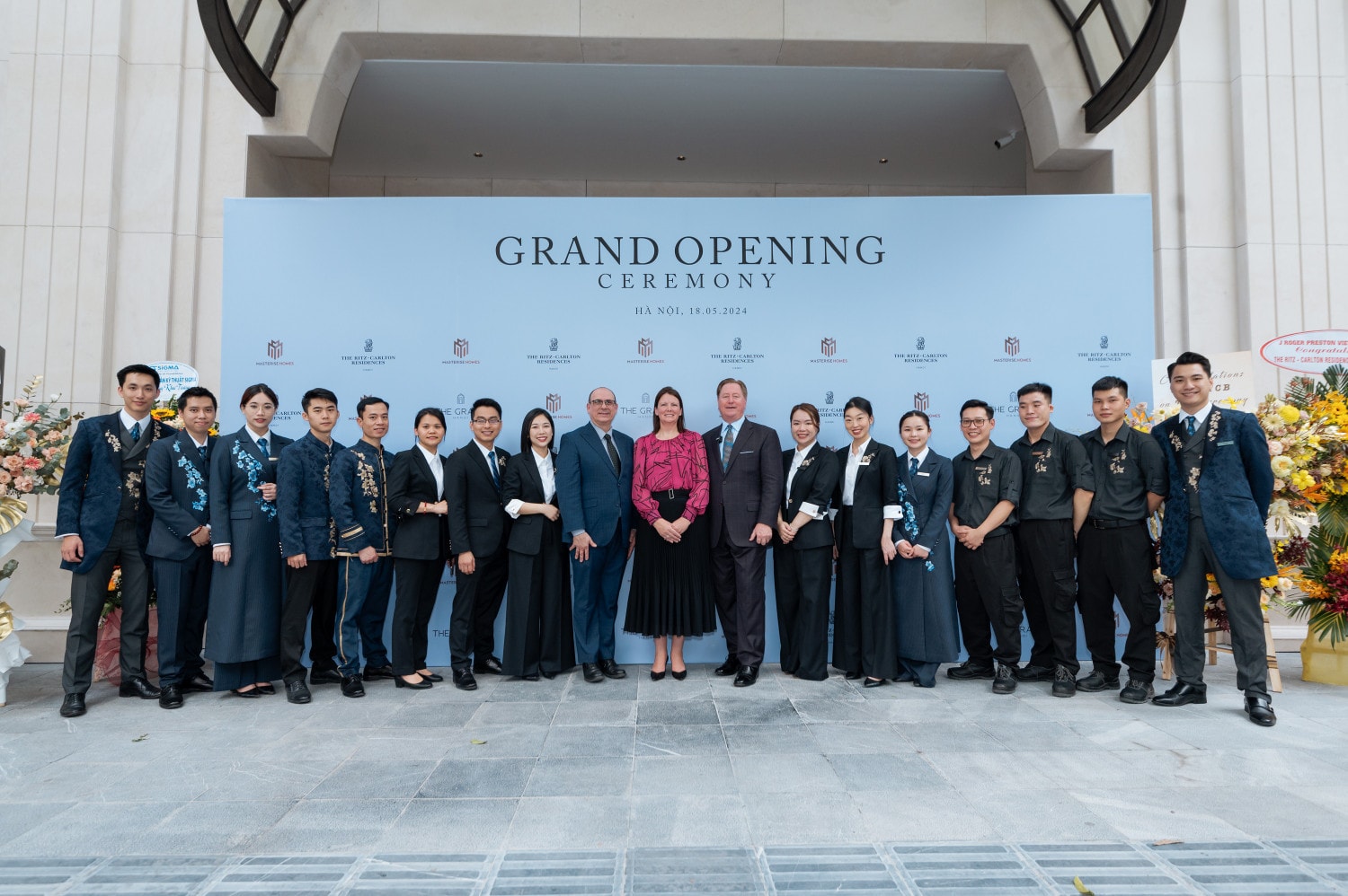 Đội ngũ Quý ông Quý bà Ritz-Carlton cùng các lãnh đạo cấp cao của Marriott International trong lễ khai trương. Ảnh: Masterise Homes Khu căn hộ hàng hiệu The Ritz-Carlton Residences, Hanoi tại The Grand chính thức khai trương -0