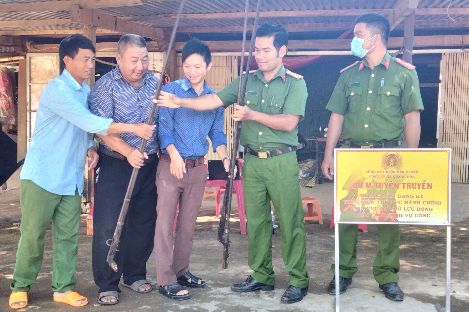 Công an Đắk Nông vận động toàn dân giao nộp vũ khí - vật liệu nổ - công cụ hỗ trợ