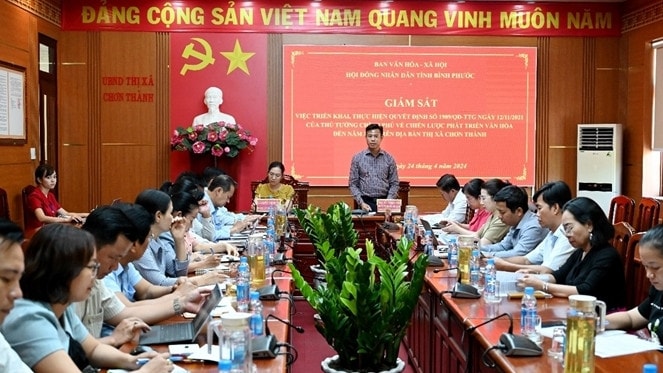 Ban văn hóa - xã hội HĐND tỉnh giám sát tại UBND thị xã Chơn Thành. Ảnh: Nguyễn Mai