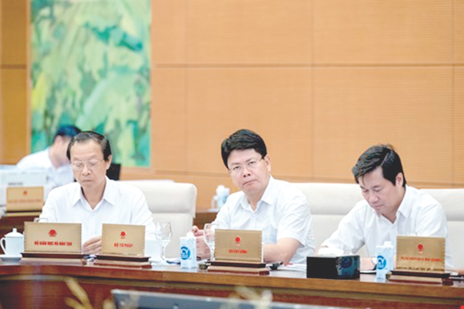 Đại diện lãnh đạo các bộ, ngành tham dự Phiên họp thứ 33 của UBTVQH	Ảnh: quochoi.vn