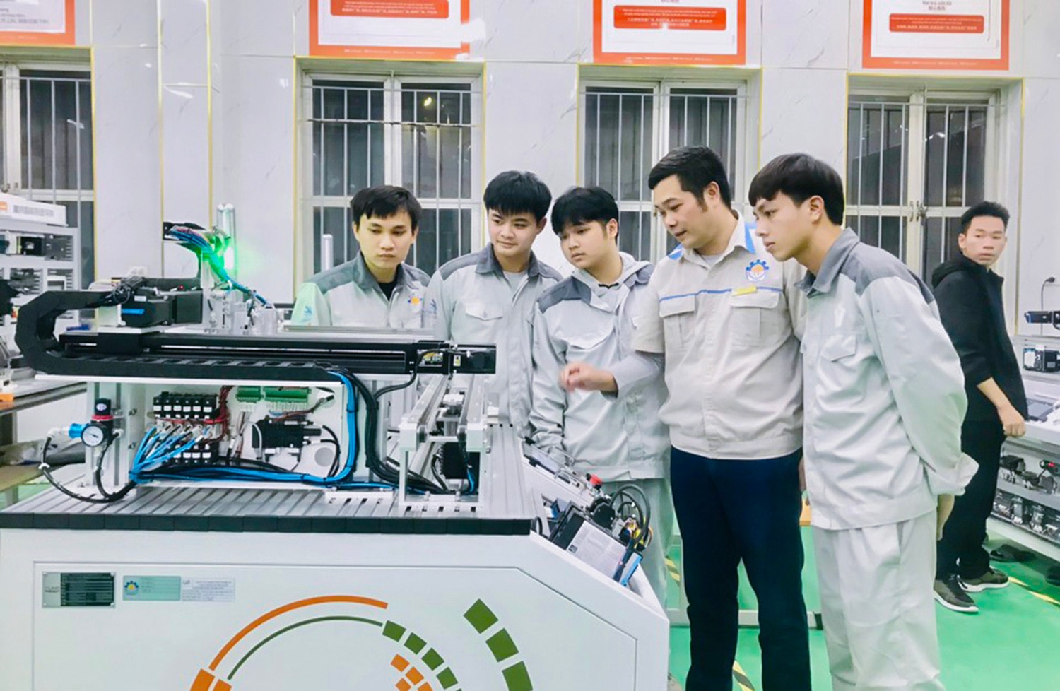 Sinh viên Trường Cao đẳng nghề Công nghiệp Hà Nội được học nghề và trải nghiệm trên dây chuyền công nghệ hiện đại Ảnh: Trần Oanh