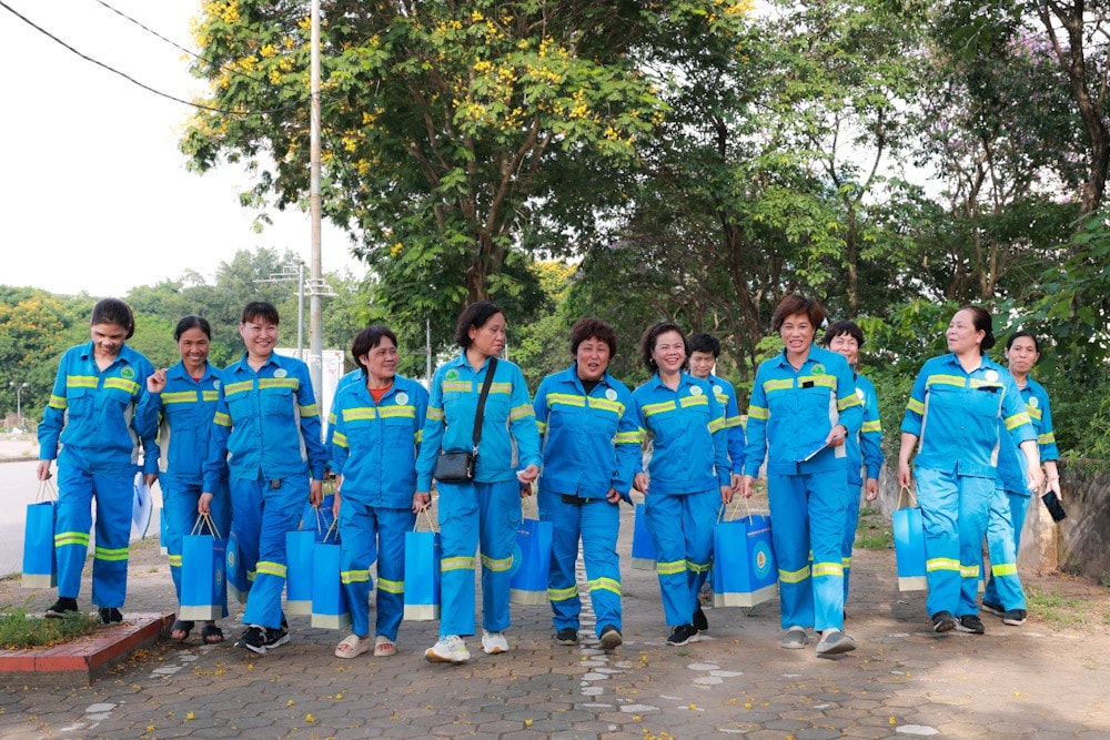 Chủ tịch Tổng Tổng Liên đoàn Lao động Việt Nam Nguyễn Đình Khang tặng quà công nhân môi trường -0