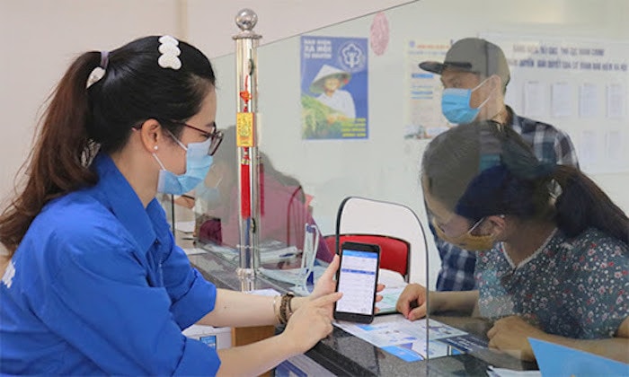 Kịp thời hướng dân, giải quyết các chế độ cho người tham gia BHXH. Ảnh: BH