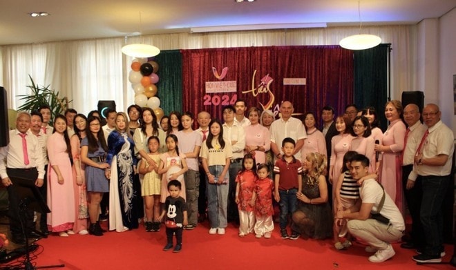At the opening ceremony (Photo: VNA) Vietnamese language class opens in German city -0