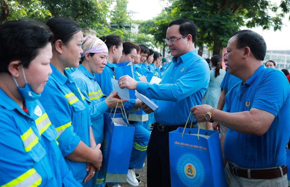 Chủ tịch Tổng Tổng Liên đoàn Lao động Việt Nam Nguyễn Đình Khang tặng quà công nhân môi trường -0