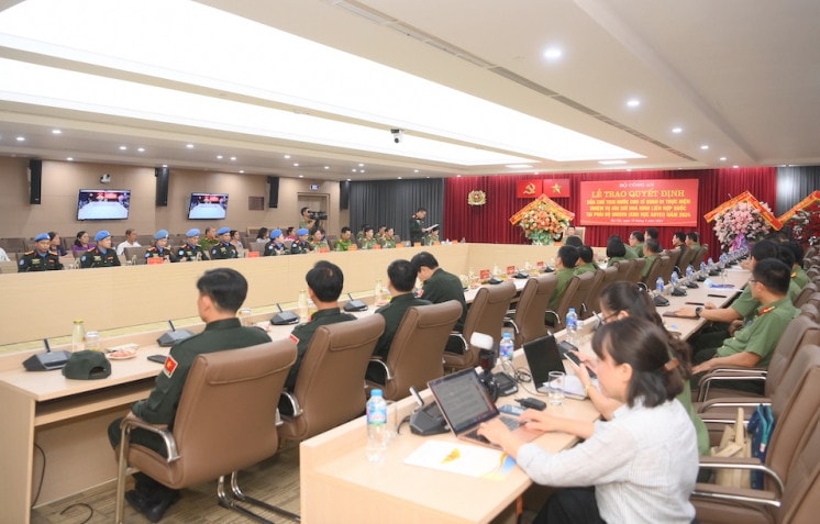 Trao Quyết định của Chủ tịch nước cho sĩ quan đi thực hiện nhiệm vụ gìn giữ hòa bình Liên Hợp quốc 