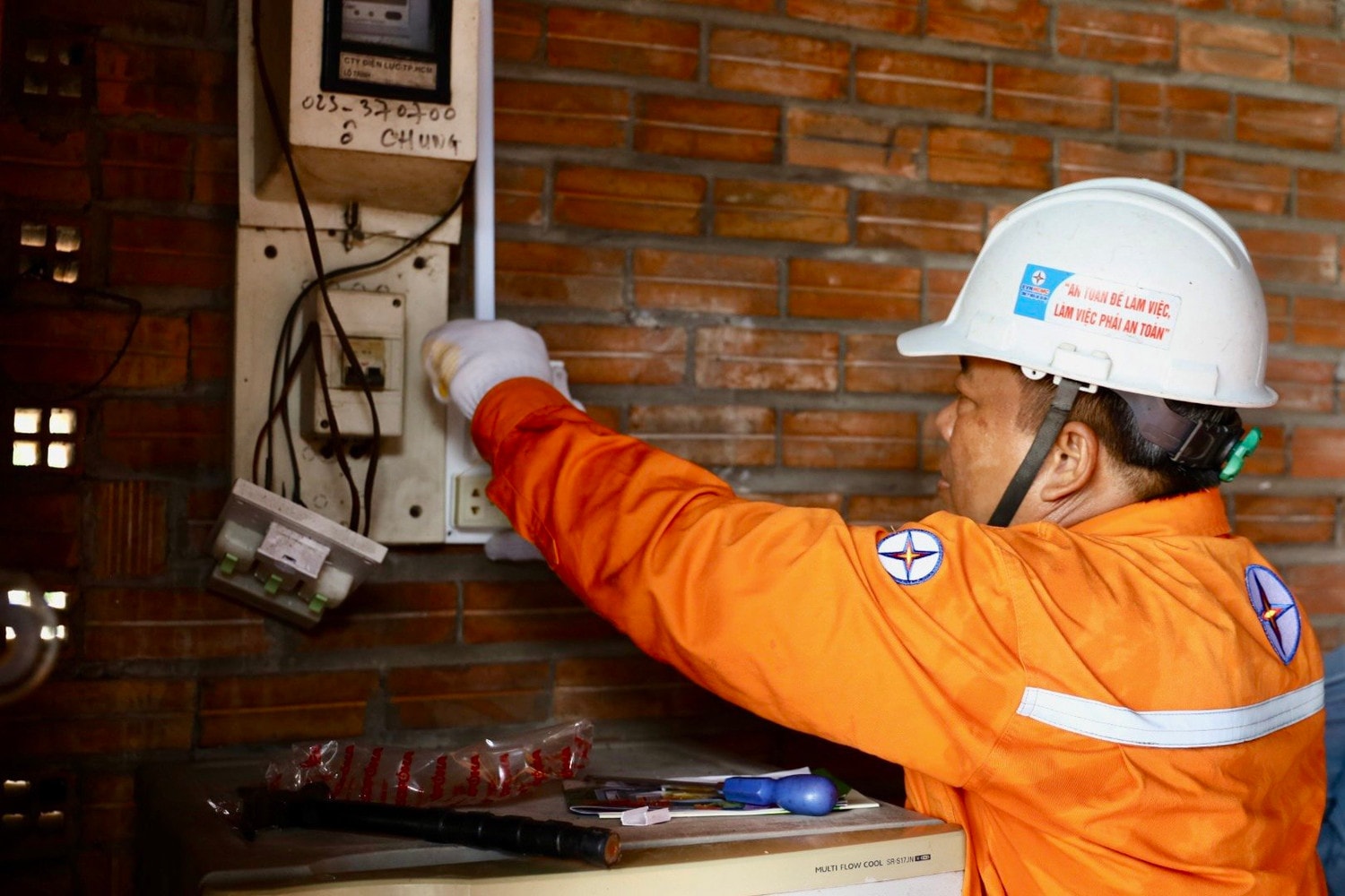 EVNHCMC đẩy mạnh khảo sát, tư vấn sử dụng điện an toàn -0