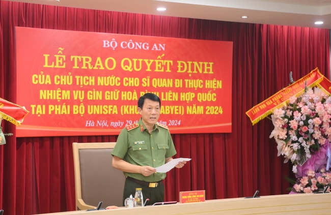 Trao Quyết định của Chủ tịch nước cho sĩ quan đi thực hiện nhiệm vụ gìn giữ hòa bình Liên Hợp quốc 