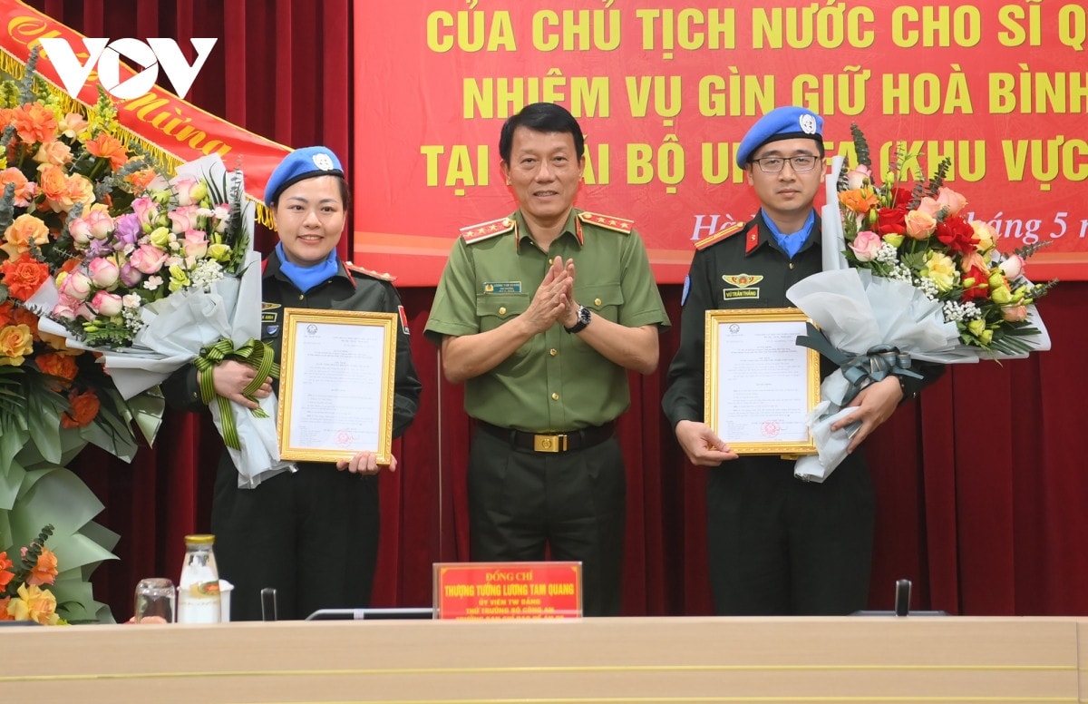 Trao Quyết định của Chủ tịch nước cho sĩ quan đi thực hiện nhiệm vụ gìn giữ hòa bình Liên Hợp quốc -0