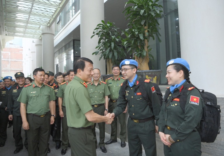Trao Quyết định của Chủ tịch nước cho sĩ quan đi thực hiện nhiệm vụ gìn giữ hòa bình Liên Hợp quốc 