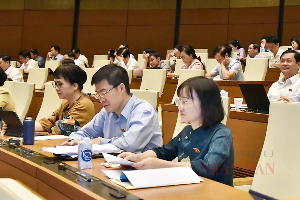 QUỐC HỘI THẢO LUẬN VỀ TÌNH HÌNH KINH TẾ - XÃ HỘI VÀ NGÂN SÁCH NHÀ NƯỚC