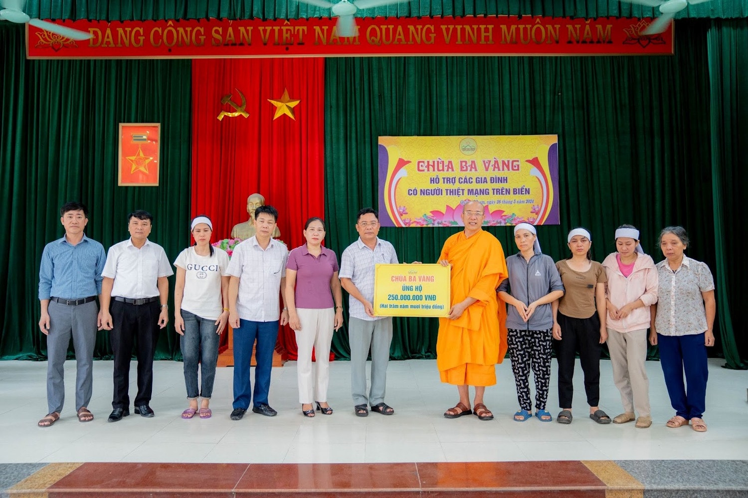 Chùa Ba Vàng trao tặng 250 triệu đồng hỗ trợ gia đình các ngư dân Thanh Hóa tử vong trên biển - 0