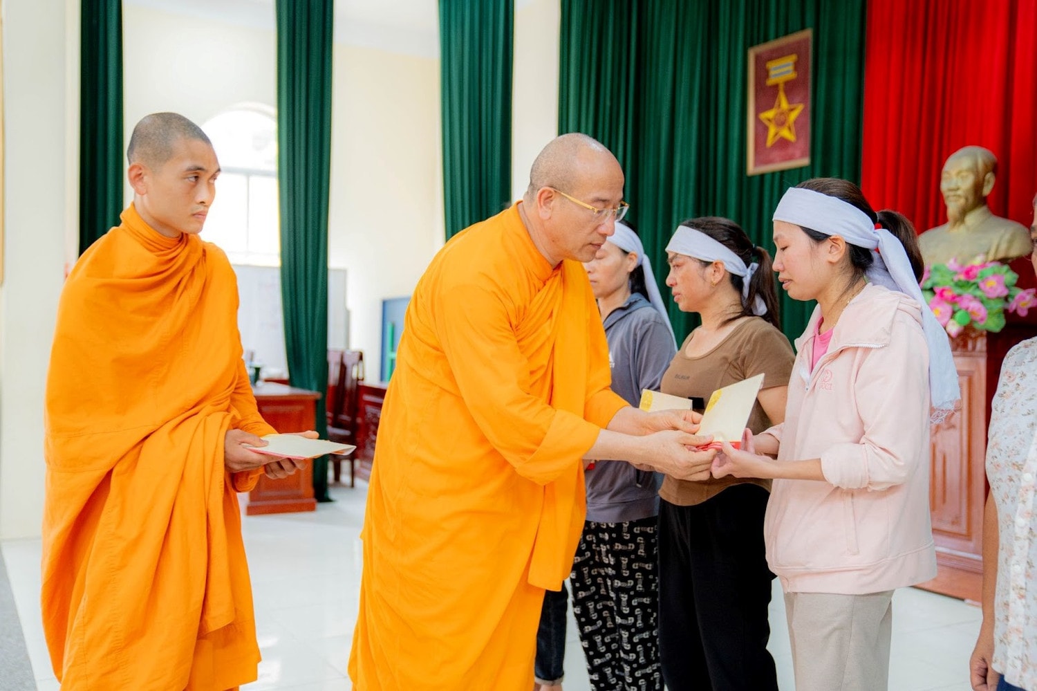 Chùa Ba Vàng trao tặng 250 triệu đồng hỗ trợ gia đình các ngư dân Thanh Hóa tử vong trên biển -0