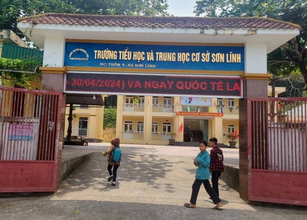 Thầy trò khốn khổ vì công trình nhà đa năng bị bỏ dỡ giữa chừng -1