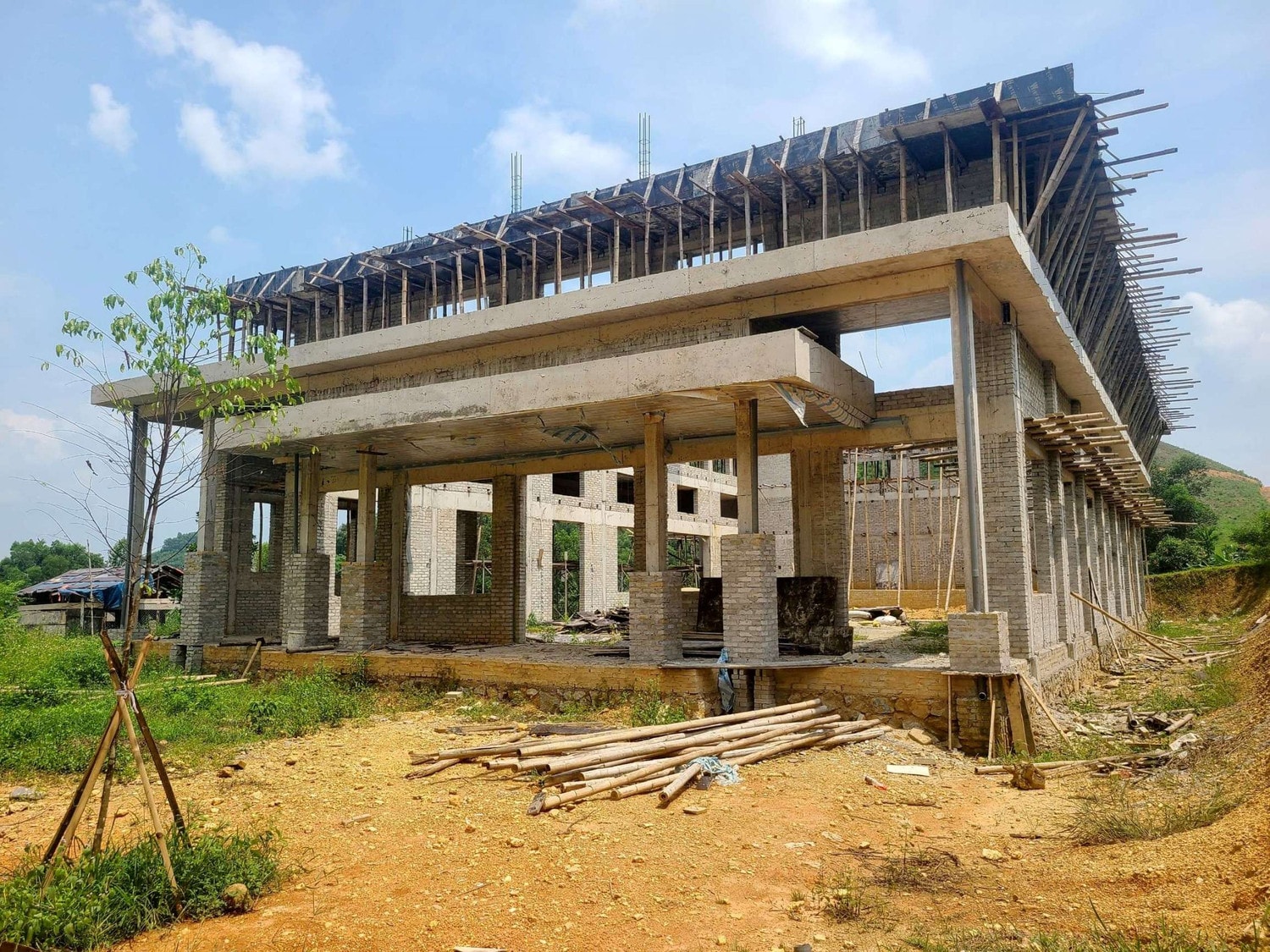 Thầy trò khốn khổ vì công trình nhà đa năng bị bỏ dỡ giữa chừng -0