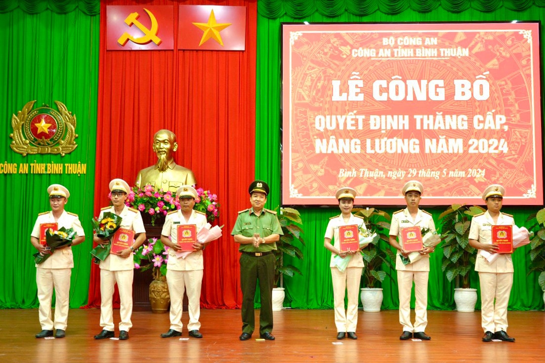 Đại tá Trần Văn Mười Phó Giám đốc Công an tỉnh trao quyết định thăng cấp, nâng lương cho cán bộ công an tỉnh