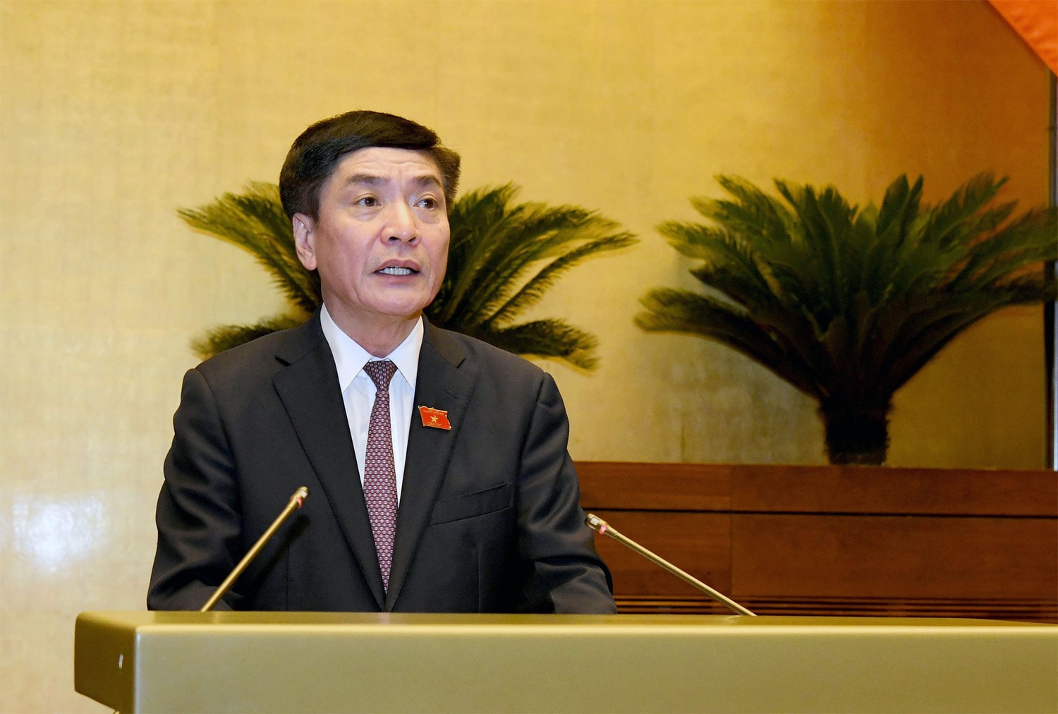 Secretary General of the Nation Assembly (NA) and Chairman of its Office Bui Van Cuong presents the report summarising the anticipated supervision programme for 2025. Photo: Ho Long Lawmakers discuss NA supervision programme for 2025 -0