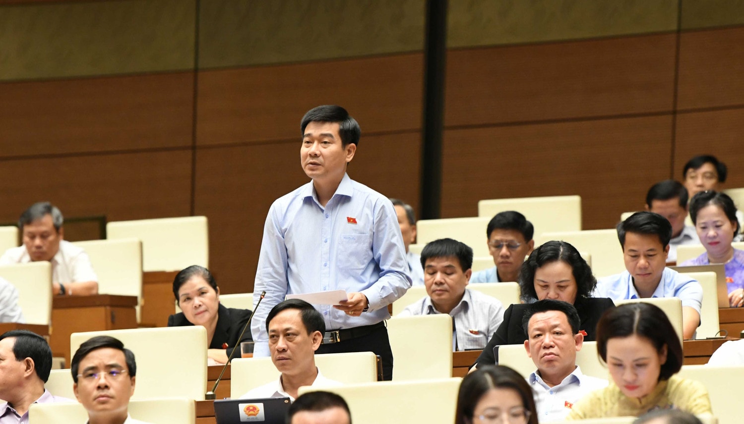 ĐBQH Lê Thanh Hoàn phát biểu. Ảnh Lâm Hiển Cần đánh giá toàn diện về thị trường tái chế rác thải -0
