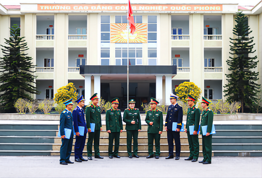Trao đổi kinh nghiệm giữa đội ngũ báo cáo viên tuyên truyền pháp luật của Nhà trường. Nguồn: Trường Cao đẳng Công nghiệp Quốc phòng