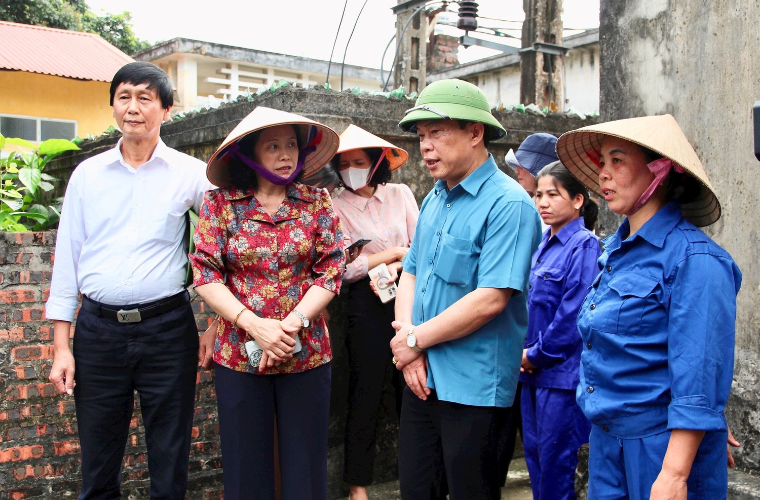 Phó Chủ tịch Thường trực HĐND tỉnh Nguyễn Thị Ngọc Bích thăm hỏi đời sống, thu nhập của công nhân trạm bơm Ninh Hòa, xã Ứng Hoè, Ninh Giang - ẢNH L. TUYẾT