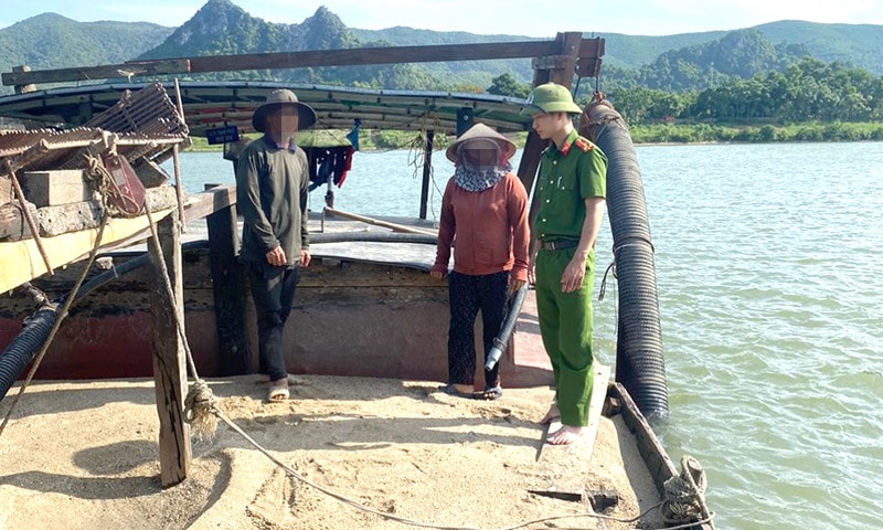 Quảng Bình: Bắt giữ thuyền vận chuyển cát không rõ nguồn gốc -0