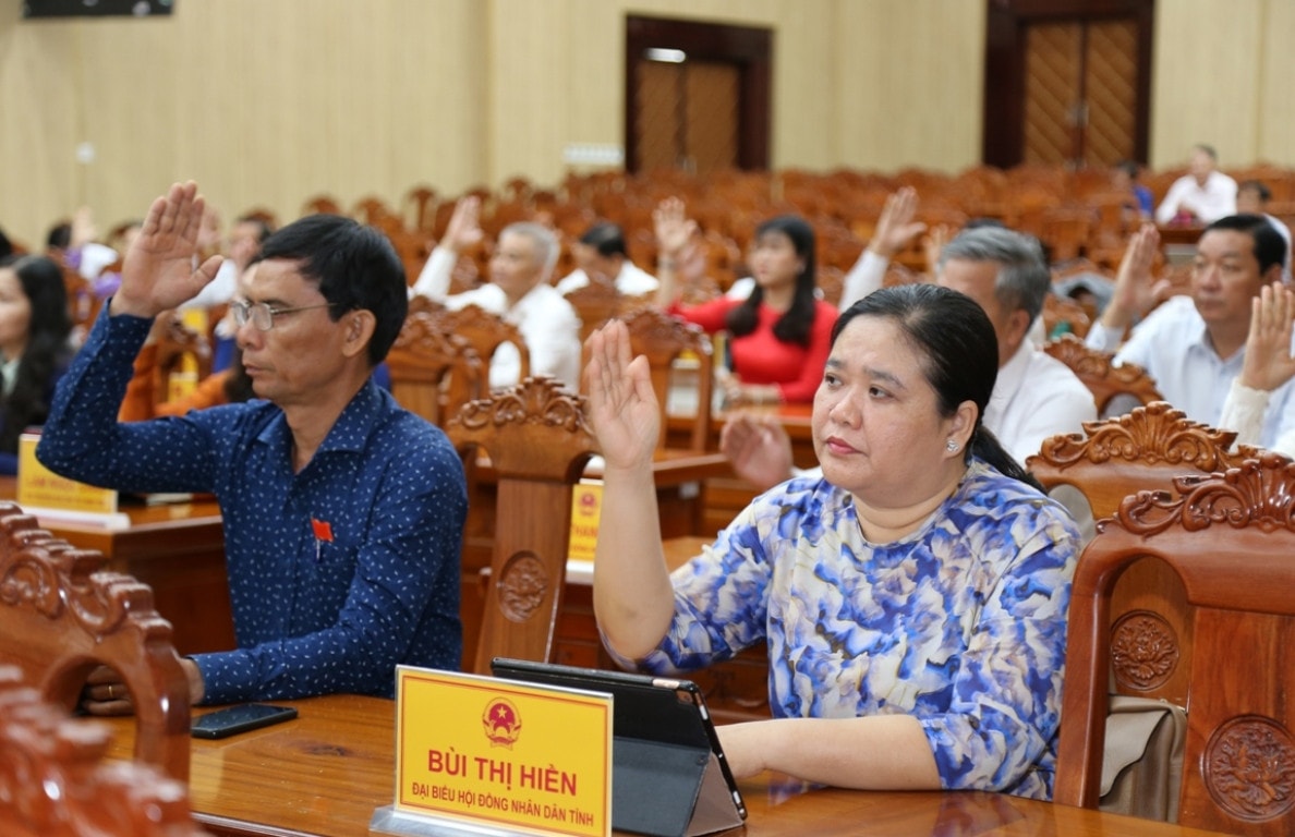 Các đại biểu HĐND tỉnh Kiên Giang biểu quyết thông qua 6 nghị quyết, trong đó có 5 nghị quyết về miễn, giảm phí, lệ phí sử dụng dịch vụ công trực tuyến Kiên Giang: Thông qua nghị quyết miễn, giảm phí, lệ phí sử dụng dịch vụ công trực tuyến