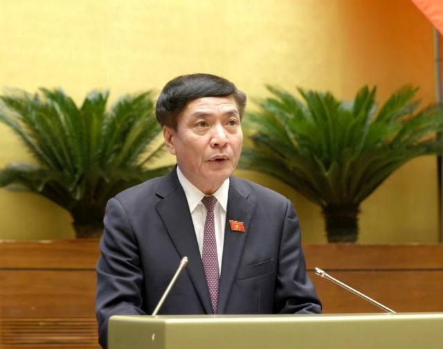 National Assembly General Secretary and also Chairman of the National Assembly Office Bui Van Cuong presents a report at the session. Photo: Phuong Hoa/VNA/VNS National Assembly to enhance supervisory role in resolving complaints and denunciations -0