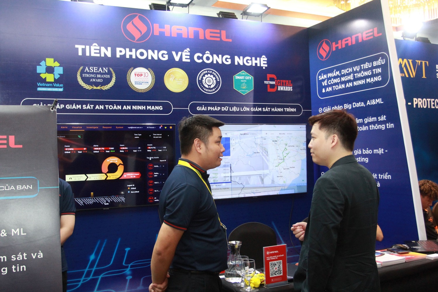 Chuyên gia an toàn thông tin của Hanel trao đổi tư vấn tại gian hàng. Ảnh: TM Hanel giới thiệu giải pháp, dịch vụ công nghệ tại Vietnam Security Summit 2024 -0