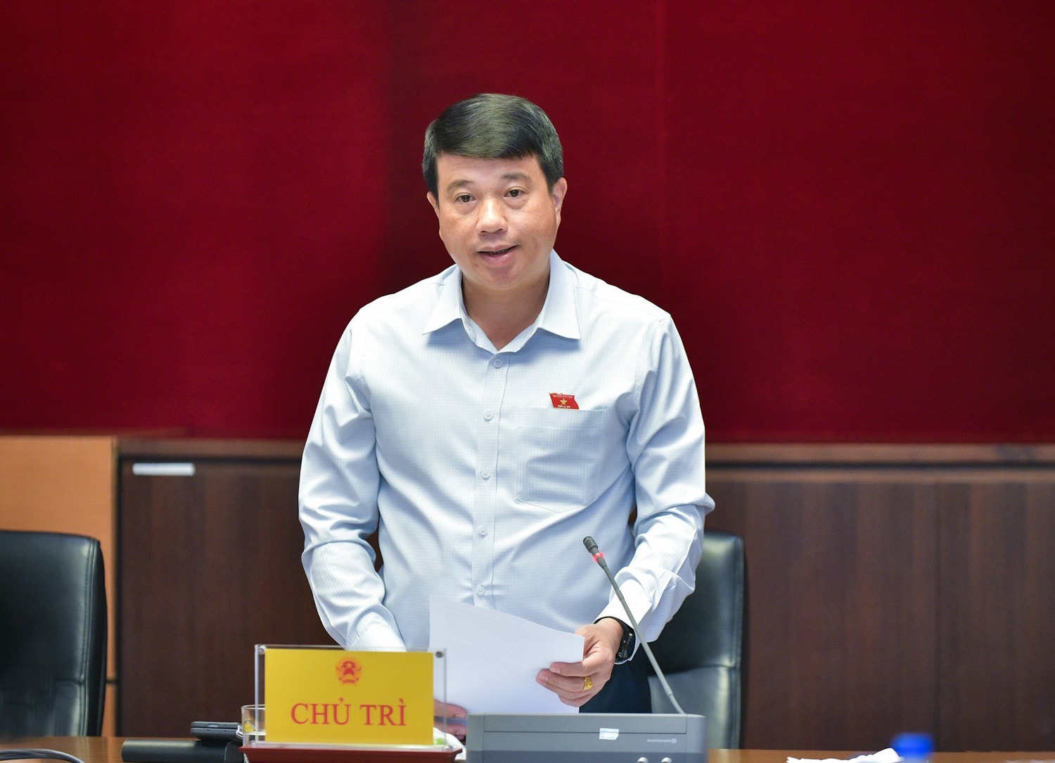 Chủ tịch Hội đồng Dân tộc Y Thanh Hà Niê Kđăm phát biểu tại Phiên họp - Ảnh H.Ngọc
