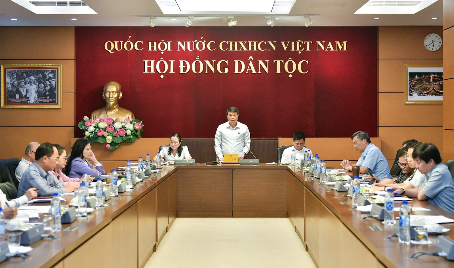 toàn cảnh phiên họp - Ảnh H.Ngọc