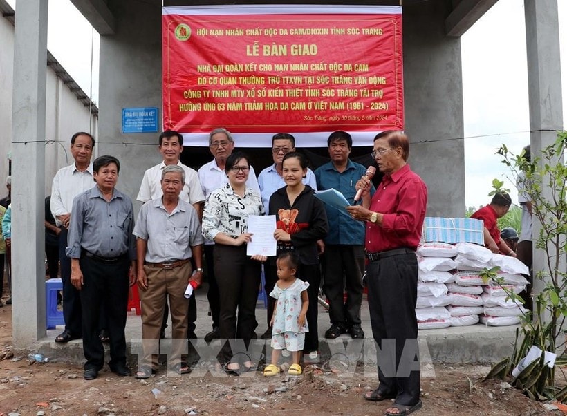 At the handover ceremony (Photo: VNA) VNA joins hands to soothe Agent Orange pain in Soc Trang -0