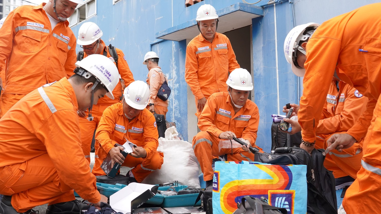 Các thành viên Đội xung kích kiểm tra lại các thiết bị trước khi lên đường Tiếp sức thi công Dự án đường dây 500kV mạch 3 Quảng Trạch - Phối Nối -0