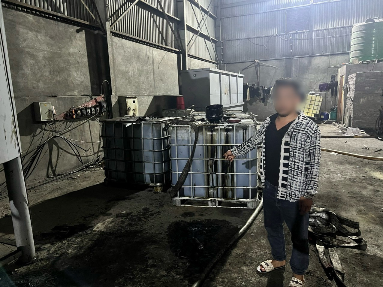 Đối tượng điều khiển xe bồn BKS: 29H-373.xx cùng tang vật liên quan đến việc đổ chất thải đường sáng 29.5