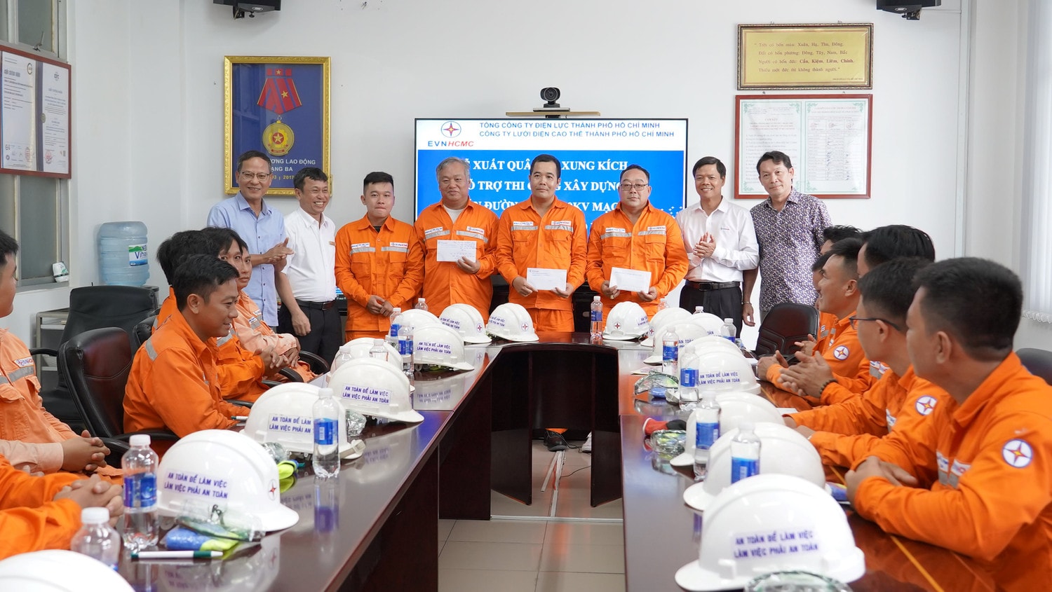 Đại diện EVNHCMC tặng quà cho các thành viên trong Đội xung kích Tiếp sức thi công Dự án đường dây 500kV mạch 3 Quảng Trạch - Phối Nối -0