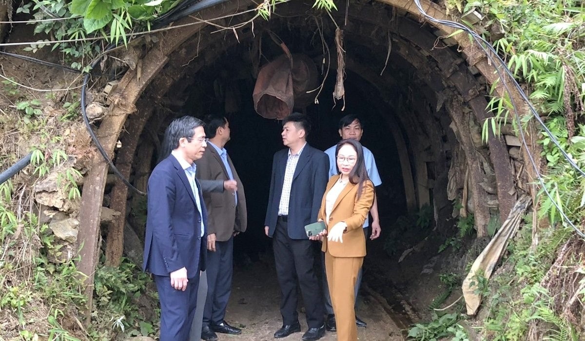 Tổ đại biểu HĐND tỉnh Tuyên Quang khảo sát thực địa khu vực khai thác quặng chì - kẽm tại mỏ Nông Tiến - Núi Dùm Ảnh: Ngọc Hưng