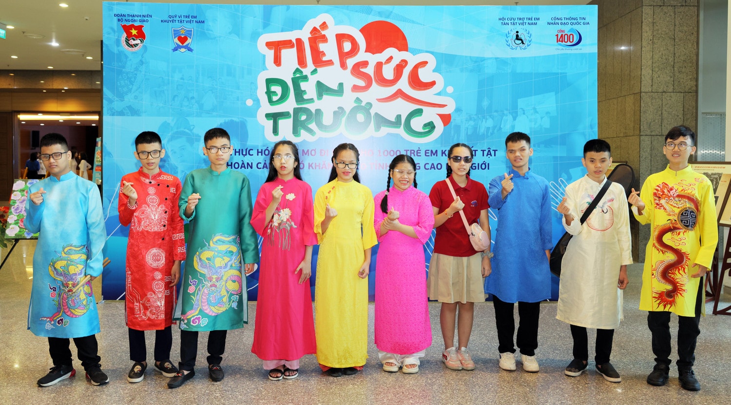 Thực hiện hóa ước mơ đi học cho 1000 trẻ em khuyết tật vùng cao biên giới -0