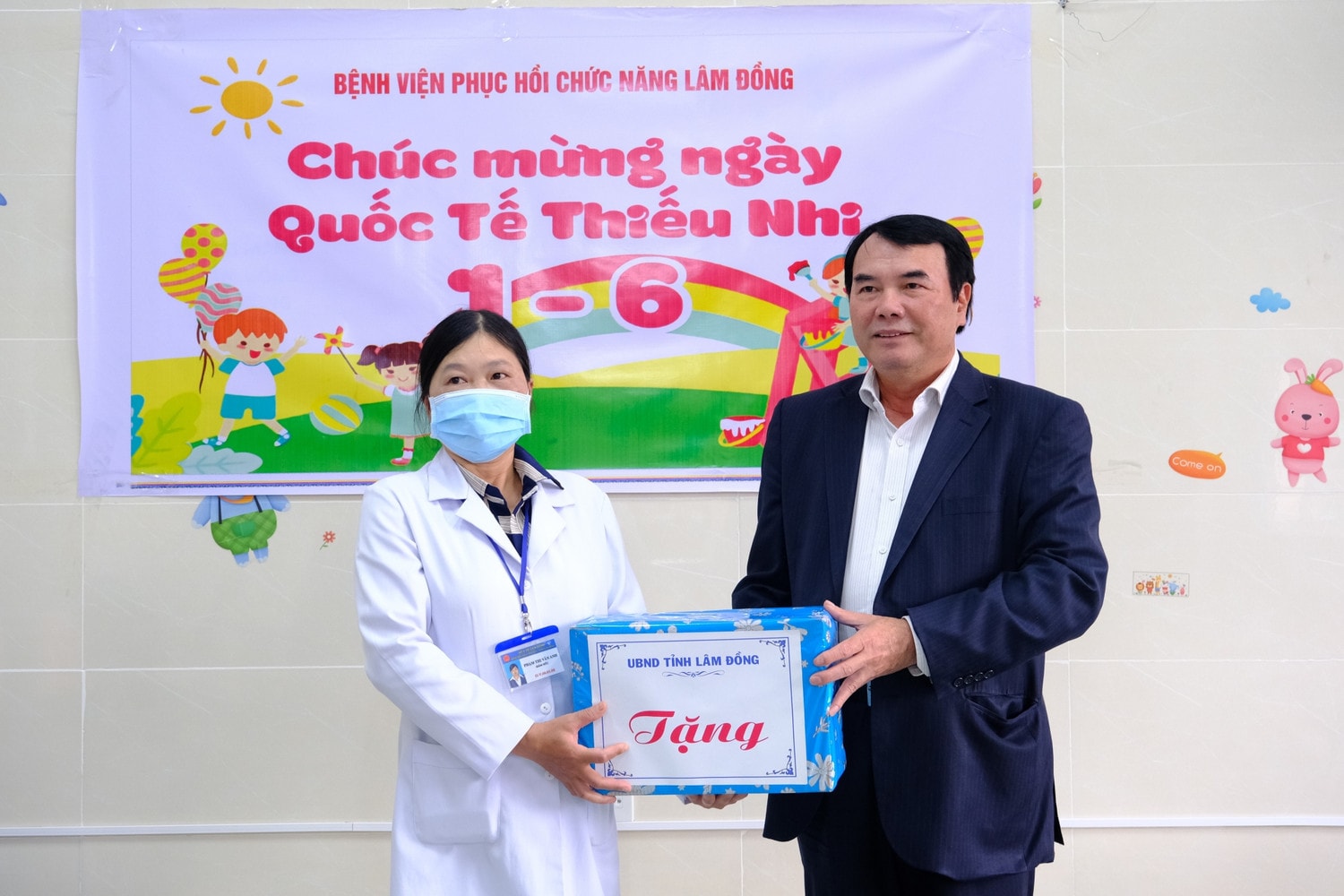 Lãnh đạo tỉnh Lâm Đồng thăm và trao quà trẻ em nhân Ngày Quốc tế thiếu nhi 1.6 -0