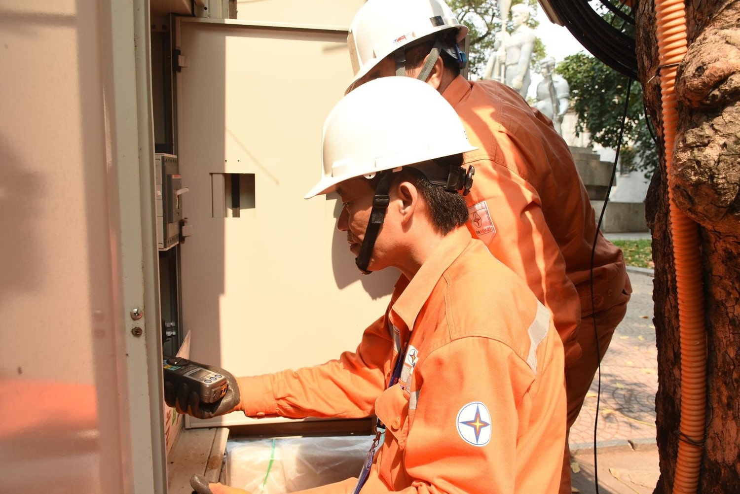 Công nhân kiểm tra thiết bị điện. Ảnh: EVN