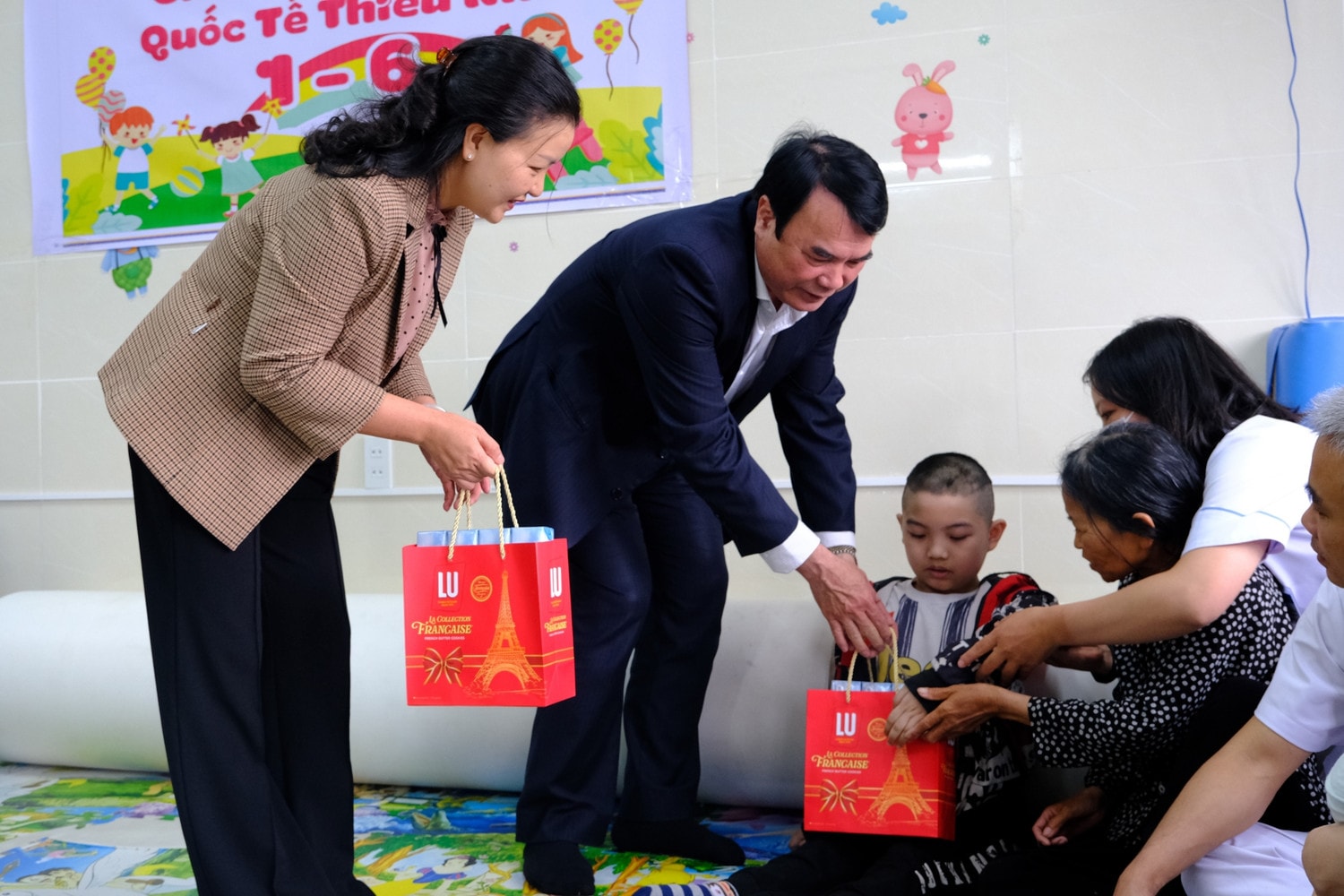 Lãnh đạo tỉnh Lâm Đồng thăm và trao quà trẻ em nhân Ngày Quốc tế thiếu nhi 1.6 -0