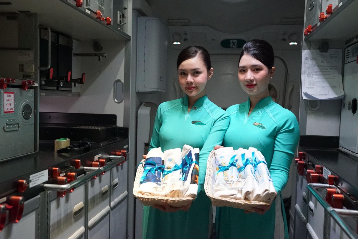Vietnam Airlines hé lộ hình ảnh Mascot ngộ nghĩnh trên những chuyến bay ngày 1.6 -0