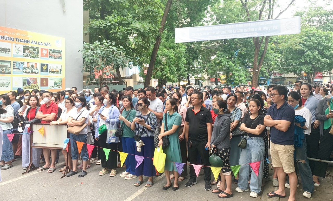Phụ huynh đứng kín sân trường
