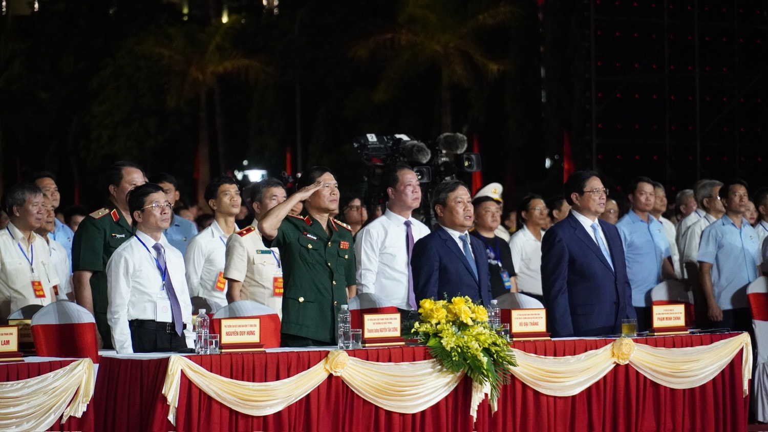 Các đại biểu làm lễ chào cờ tại Lễ kỷ niệm 